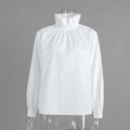 Dettaglio di elegante camicetta bianca con collo alto a pieghe e maniche a sbuffo - S / Bianco