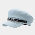 Dettaglio cappello militare denim azzurro con borchie a stella e catene metalliche argento - Azzurro