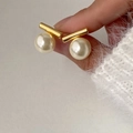 Vue détaillée de boucles d'oreilles perles minimalistes montrant la taille réelle - Or Blanc Perle de Verre