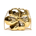 Elegante goldene Abendtasche in Blumenform mit Spiegel-Finish und Metallkette - Gold