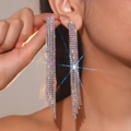 Orecchini pendenti lunghi con strass AB iridescenti indossati dalla modella - Orecchini Lunghi con Nappine AB Iridescenti (Argento)