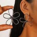 Detailansicht der übergroßen, drahtgewickelten Blumenohrringe aus Gunmetal am Modell - Fünfblättrige hohle Blumenohrringe (DZ-435-29) / Gunmetal