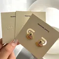 Goldfarbene Ohrstecker in Muschelform auf cremefarbener Karte für handgemachten Schmuck - 8*8cm / Ca. 100 Stück Karten ohne Aufhängelöcher