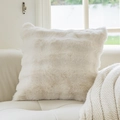 Crèmewitte pluche kussenhoes van imitatiebont op een bank in een modern minimalistisch huis - Kussensloop (Zonder Vulling) / Toscana Crème Wit