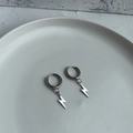 Par de pendientes de rayo para hombre hechos de acero inoxidable plateado liso - Plateado