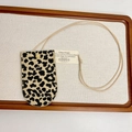 Détail du collier porte-lunettes en cuir léopard avec fermeture à bouton-pression - Ovale Léopard Blanc