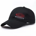 Cappellino da baseball classico in cotone nero con logo ricamato in vista laterale a 45 gradi - Taglia unica per adulti (Regolabile) / Nero