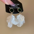 Vue détaillée des boucles d'oreilles pétales avec pierre verte et aiguille argent 925 - Pétale Vert (Aiguille d'argent)