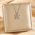 Elegante collana argentata con ciondolo lettera DC impreziosita da pietre di zircone - Ciondolo Lettera DC / Argento