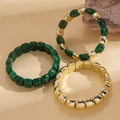 Detaillierte Makroansicht des 3-teiligen Armband-Sets mit Goldperlen und Malachit-Struktur - Grün