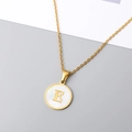 Collier plaqué or 18 carats avec pendentif rond en nacre orné de la lettre E - Style Lettre E / Or