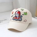 Vue détaillée d'une casquette crème pour enfant avec chat de course et broderies - 52cm (Recommandé 2-5 Ans) / Blanc Cassé