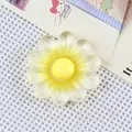 Détail macro d'une breloque tournesol en résine de 27mm pour bricolage avec pétales dépolis - Blanc Cassé