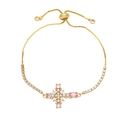 Dettaglio del bracciale a croce dorato regolabile con zirconi rosa e perle - Rosa