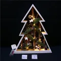 Detail eines 43cm beleuchteten Weihnachtsbaums aus Holz mit Zapfen und LED-Lichtern - Stil 02 (Weihnachtsbaum/Naturweiß)