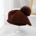 Détail d'un béret en tricot marron avec un grand pompon et une texture douce - 2-4 ans / Marron