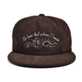 Detalle del bordado blanco de sol del desierto en gorra de béisbol de pana marrón oscuro - Café Oscuro