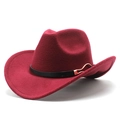 Detalle del sombrero de vaquero de fieltro burdeos con banda negra y hebilla dorada - Burdeos