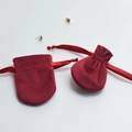 Macro shot of red velvet jewelry pouches with drawstring and green gemstone earrings - 7x8.5cm / Burgundy