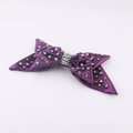 Dettaglio molletta per capelli a fiocco in raso viola scuro con strass e cristalli - Viola