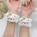 Polsini lavaviso in pile di corallo bianco con ricamo di orso e fragola - Orso Rosa Cartone Animato (65# Singolo) / Bianco