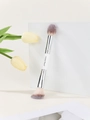 Detailansicht des doppelseitigen Make-up-Pinsels mit weichen Borsten und Silberhülse - Weiß