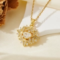 Macro d'un pendentif fleur dorée avec diamant goutte et zircon sur une pierre blanche - Collier Bouquet de Fleurs Zircon Blanc Doré T017