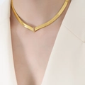 Collier chaîne à chevrons dorée avec pendentif rectangulaire serti de gemmes roses - P1502 - Collier En Zircon Rouge Rose Doré