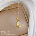 Detalle del collar de luna creciente con mariposa de cristal y medidas del producto - Estilo Blanco (H437)