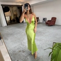 Abito sottoveste in raso verde lime con bordo in pizzo arancione e scollo a V - S / Verde Lime