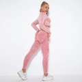 Detail von Yoga-Set in Rosa Schneeflocken-Optik mit nahtlosen Leggings und kurzem Oberteil - Gewaschenes Wassermelonenrot