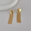 Makroaufnahme goldener Herzohrringe mit langen, kaskadierenden Metallquasten und Textur - Herz Quaste Stil (G190 Gold) / Gold