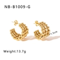 Detalle macro de pendientes de bolas en forma de C bañados en oro 18K, 1,5cm y 13,7g - Dorado