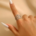 Vue macro de bagues argentées à trois couches ondulées avec texture mate pour femme - Bague Vague 3 Couches Texture Mate (4328) / Argent