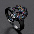 Anello teschio nero gotico con zirconi multicolori in stile street punk hip-hop - US 6 / Nero Zirconi Colorati