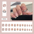 Dettaglio unghie finte R743 con motivi a stelle e stampa mucca su base rosa nude - R743 Stile Francese Fantasia
