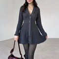 Robe en maille gris foncé avec col en V, boutons et manches longues boutonnées - S / Gris