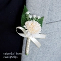 Hochzeits-Ansteckblume mit weißer Chrysantheme und Goldband auf grauem Anzug - Elfenbein