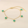 Gros plan détaillé du bracelet plaqué or 18 carats avec cinq breloques cœurs verts - Vert
