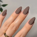 Uñas postizas cortas ovales en color marrón oscuro mate sobre una mano - Con kit de herramientas / Marrón Oscuro Mate