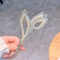 Pinza per capelli a tulipano dorata con perle e strass incastonati mostrata in mano - Stile Perla e Strass