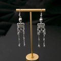 Dettaglio di orecchini a scheletro argentati con rete blu su supporto dorato - Scheletro Classico (E5897-1) / Argento / Perni per orecchini in acciaio inossidabile