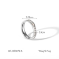 Detailansicht des Edelstahlrings mit Zirkonia-Besatz und Maßen von 0,9 cm Breite - Silber (HC-R30071-S)