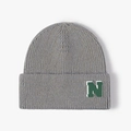 Gorro de punto gris con bordado de la letra N en verde y textura acanalada - Gris Noble