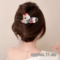 Barrette ours blanc tricoté avec salopette bleue sur chignon, taille 11cm - Pince à Cheveux en Tricot Chiot/Ours Blanc / 11cm