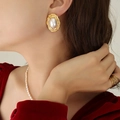 Orecchini vintage in oro con grandi perle finte e bordo intrecciato su modella donna - 2.15cmx2.9cm / Orecchini d'oro