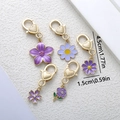 Set de llaveros de flores en esmalte lila con cierre de corazón dorado y medidas - Serie Púrpura (ER719)