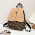 Mochila vintage marrón con solapa beige y correas de tejido con letras impresas - café