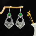 Détail de boucles d'oreilles bohèmes avec pierre turquoise et perles argentées sur branche - Vert (Style Émeraude)