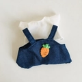 Detailansicht von Puppenkleidung mit weißem T-Shirt und blauer Denim-Latzhose mit Karotten-Stickerei - Geeignet für 17cm Anhänger / Weißes T-Shirt + Denim-Latzhose